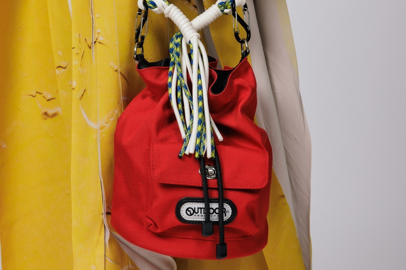 ノントーキョー×アウトドアプロダクツの2WAYバッグ、“編み込みコードハンドル”付き