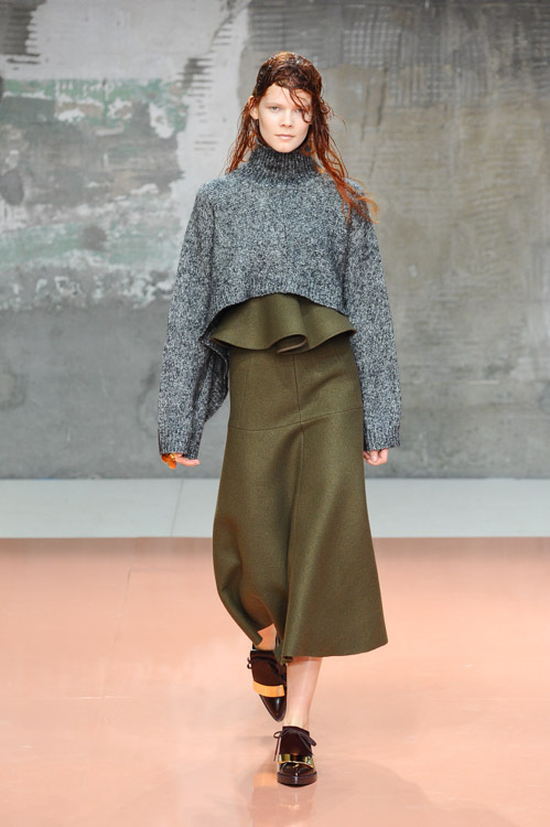 マルニ 2014-15年秋冬コレクション - ボリューム感とセンシュアルな素材が生みだすタフな女性像 | 写真