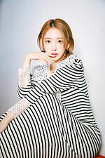 リリー ブラウン×宮脇咲良のコラボ新作、“刺繡レース”を配したニットワンピース｜写真1