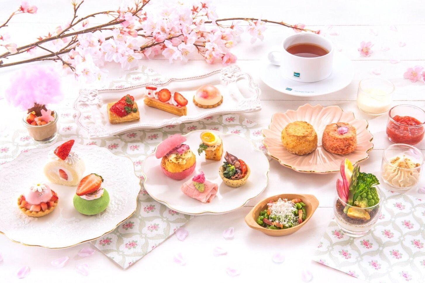ヒルトン東京ベイ「桜×ストロベリーアフタヌーンティー」
