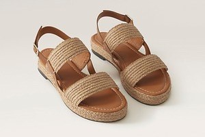 ヘレンカミンスキー「シューズ」の展開をスタート、ラフィア×レザーのサンダル＆ミュールなど