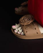 アンダーカバー×メリッサ初コラボ、大きなバラ付PVCサンダルや“カミソリリボン”のショルダーバッグ｜写真8