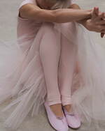 レペットの23年春夏新作シューズ、くすみピンクのバレリーナシューズ＆真っ赤なメリージェーンなど｜写真1