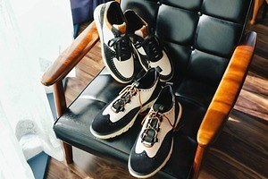 アトモス×コール ハーン“高級家具”着想スニーカー、木材“チーク”カラー×白黒の3トーンで