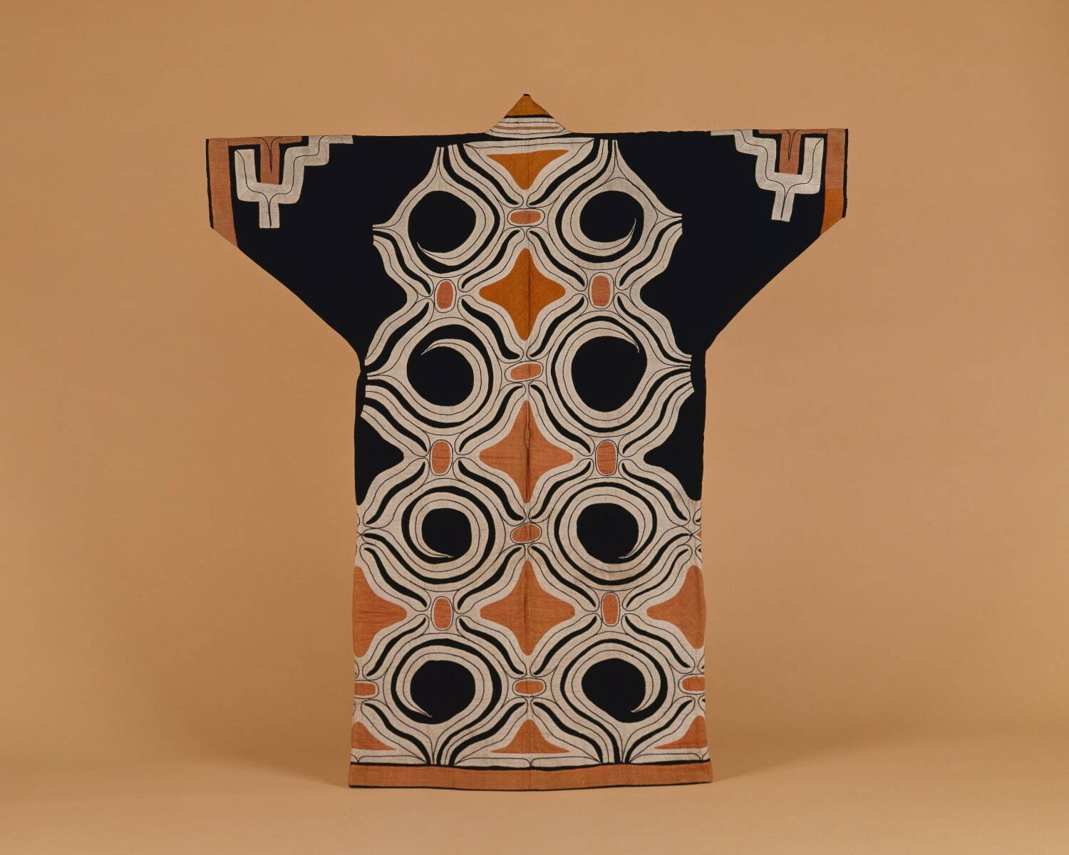 木綿切伏衣 北海道アイヌ 19世紀 静岡市立芹沢銈介美術館蔵