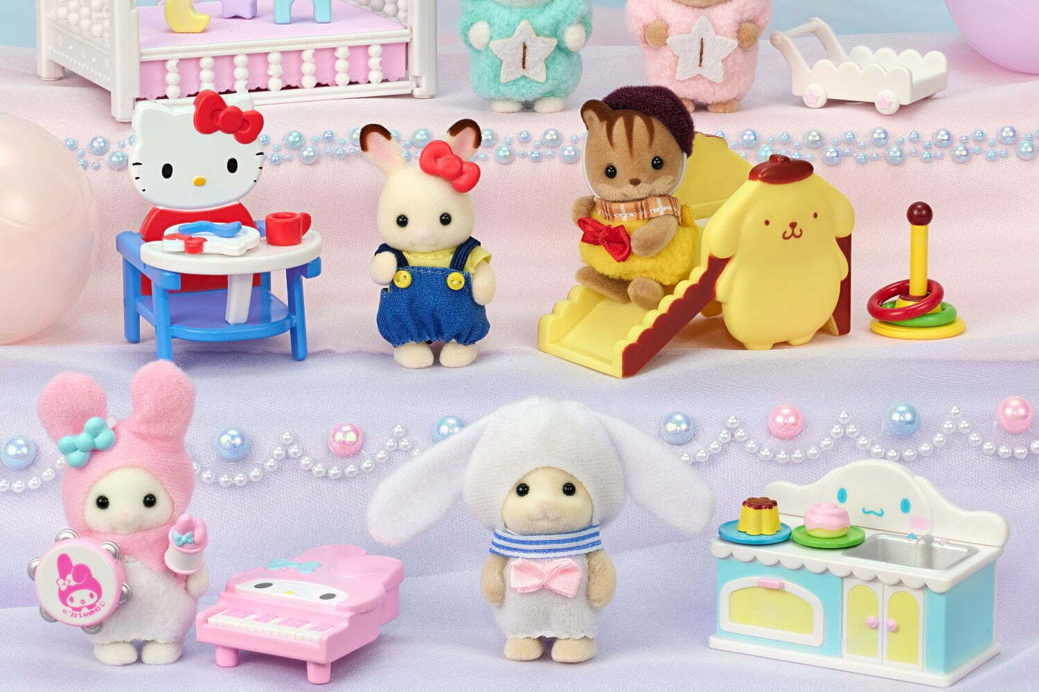 シルバニアファミリー｜サンリオ×シルバニアファミリーが初コラボ、"シナモロールやキティ”モチーフの人形＆家具セット