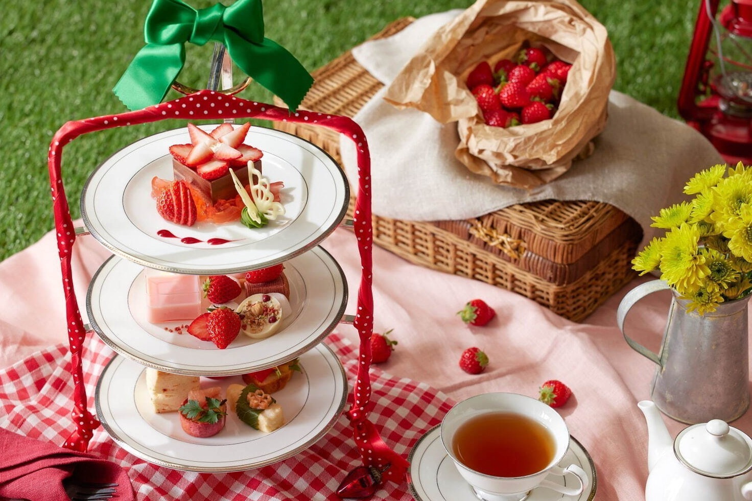 パフェ｜グランドニッコー東京 台場“苺×レッド”アフタヌーンティー、あまおうティラミスやいちごフォンデュ