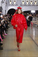 パトゥ 2023-24年秋冬コレクション、パリの老舗デパートで“特別なショッピング”を｜写真2