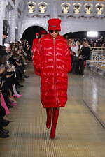 パトゥ 2023-24年秋冬コレクション、パリの老舗デパートで“特別なショッピング”を｜写真3