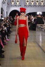 パトゥ 2023-24年秋冬コレクション、パリの老舗デパートで“特別なショッピング”を｜写真4