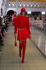 パトゥ 2023-24年秋冬コレクション、パリの老舗デパートで“特別なショッピング”を｜写真5