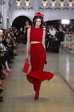 パトゥ 2023-24年秋冬コレクション、パリの老舗デパートで“特別なショッピング”を｜写真6