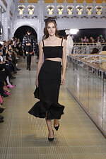 パトゥ 2023-24年秋冬コレクション、パリの老舗デパートで“特別なショッピング”を｜写真7