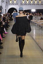 パトゥ 2023-24年秋冬コレクション、パリの老舗デパートで“特別なショッピング”を｜写真10