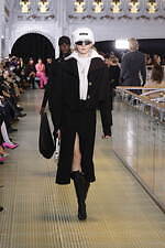 パトゥ 2023-24年秋冬コレクション、パリの老舗デパートで“特別なショッピング”を｜写真15