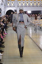 パトゥ 2023-24年秋冬コレクション、パリの老舗デパートで“特別なショッピング”を｜写真18