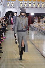 パトゥ 2023-24年秋冬コレクション、パリの老舗デパートで“特別なショッピング”を｜写真19