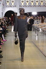 パトゥ 2023-24年秋冬コレクション、パリの老舗デパートで“特別なショッピング”を｜写真21