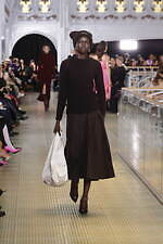 パトゥ 2023-24年秋冬コレクション、パリの老舗デパートで“特別なショッピング”を｜写真22