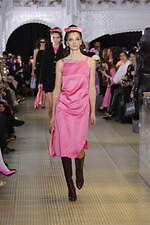 パトゥ 2023-24年秋冬コレクション、パリの老舗デパートで“特別なショッピング”を｜写真27