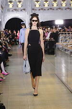 パトゥ 2023-24年秋冬コレクション、パリの老舗デパートで“特別なショッピング”を｜写真29