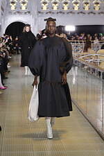 パトゥ 2023-24年秋冬コレクション、パリの老舗デパートで“特別なショッピング”を｜写真36