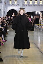 パトゥ 2023-24年秋冬コレクション、パリの老舗デパートで“特別なショッピング”を｜写真37