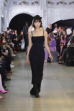 パトゥ 2023-24年秋冬コレクション、パリの老舗デパートで“特別なショッピング”を｜写真38