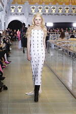 パトゥ 2023-24年秋冬コレクション、パリの老舗デパートで“特別なショッピング”を｜写真39