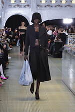 パトゥ 2023-24年秋冬コレクション、パリの老舗デパートで“特別なショッピング”を｜写真40