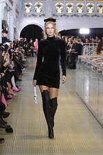 パトゥ 2023-24年秋冬コレクション、パリの老舗デパートで“特別なショッピング”を｜写真43