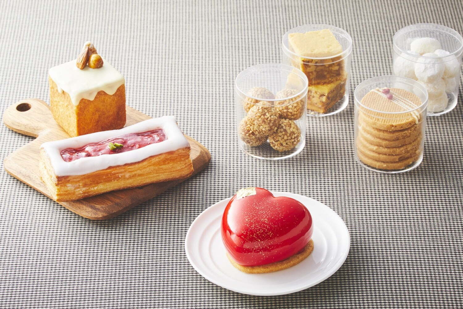 ロイヤルパークホテルの2023年ホワイトデー、真っ赤な“ハート型”ケーキやアソートボックス