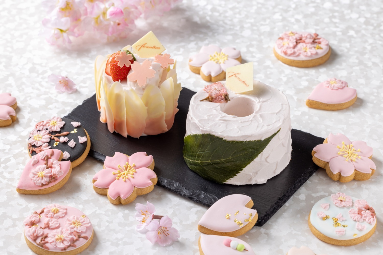 シフォンケーキ｜グランド ハイアット 東京の桜スイーツ2023、“花びら”を添えた桜シフォンケーキなど