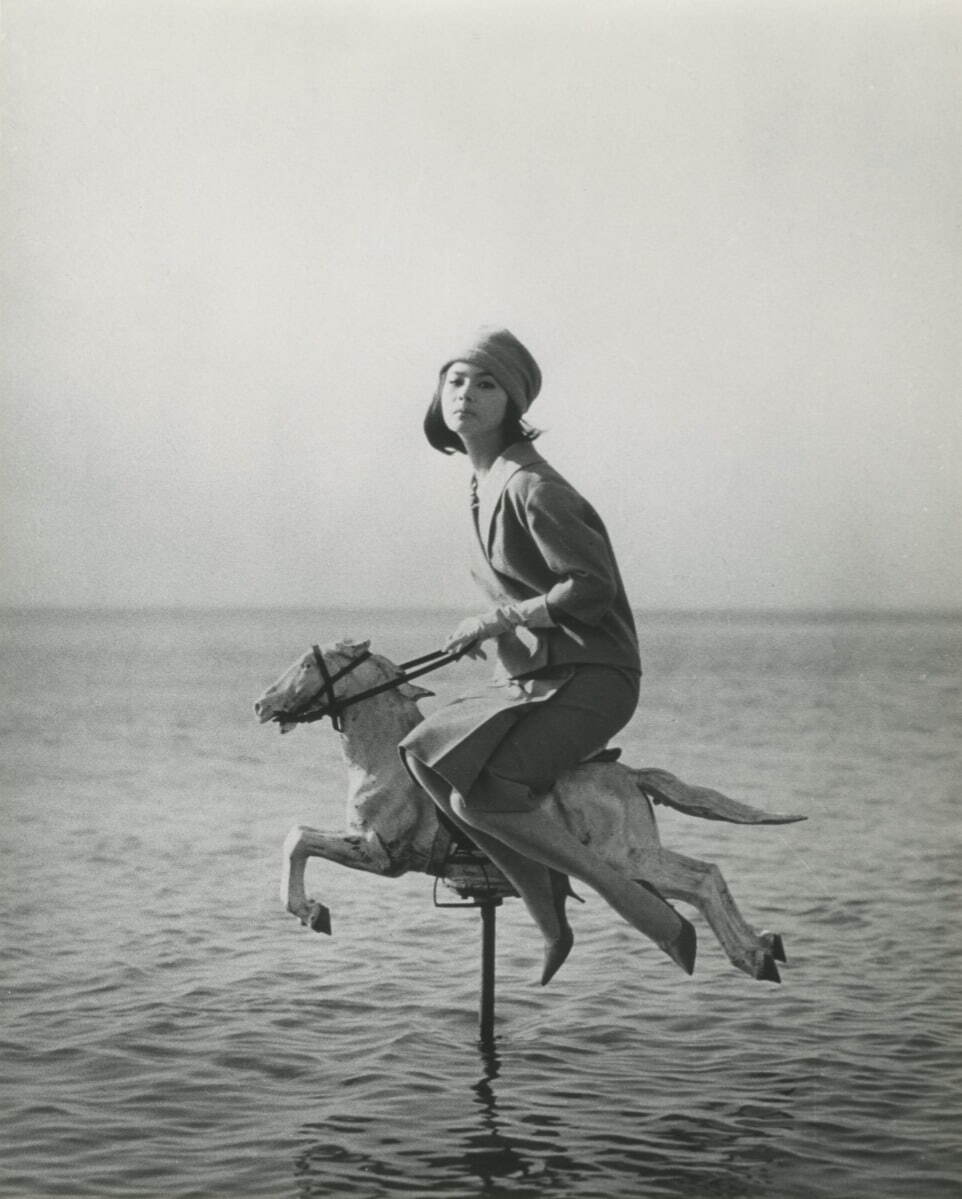 奈良原一高《海を渡る馬》1961年 ゼラチン・シルバー・プリント 24.9×19.9cm
©Narahara Ikko Archives / Courtesy of amanaTIGP