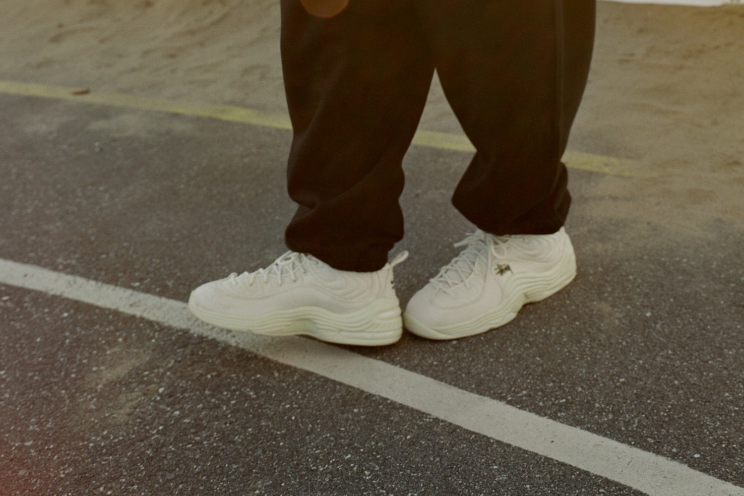 ステューシー＆ナイキ、ワントーンにまとめたスニーカー「エア ペニー 2」やロゴ入りスウェットなど