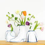 “ブーツ”型花瓶「くつのかびん」陶芸家マリアンヌ・ハルバーグの新作、手描きタッチ×ホワイト｜写真5