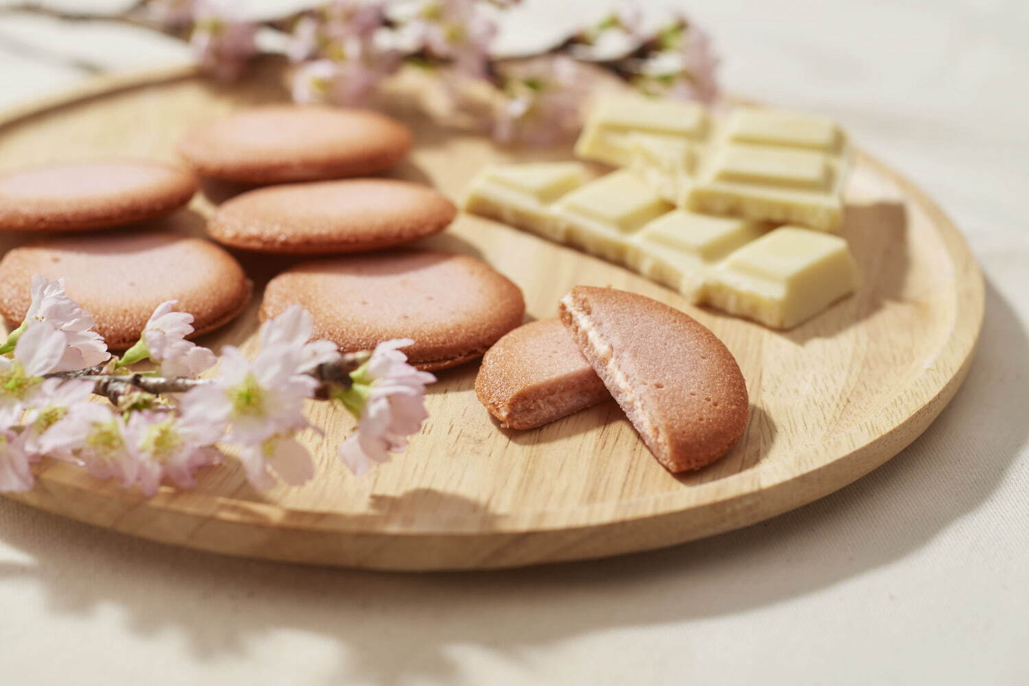 ヨックモック春限定“桜”風味のラングドシャ―サンド、満開の桜並木を描いた新パッケージで｜写真11