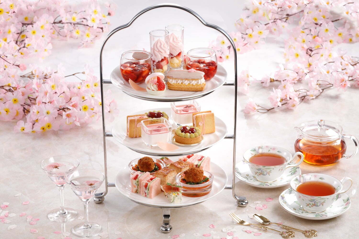 シェラトン都ホテル大阪の“桜×いちご”アフタヌーンティー、桜のパンナコッタやバターサンド