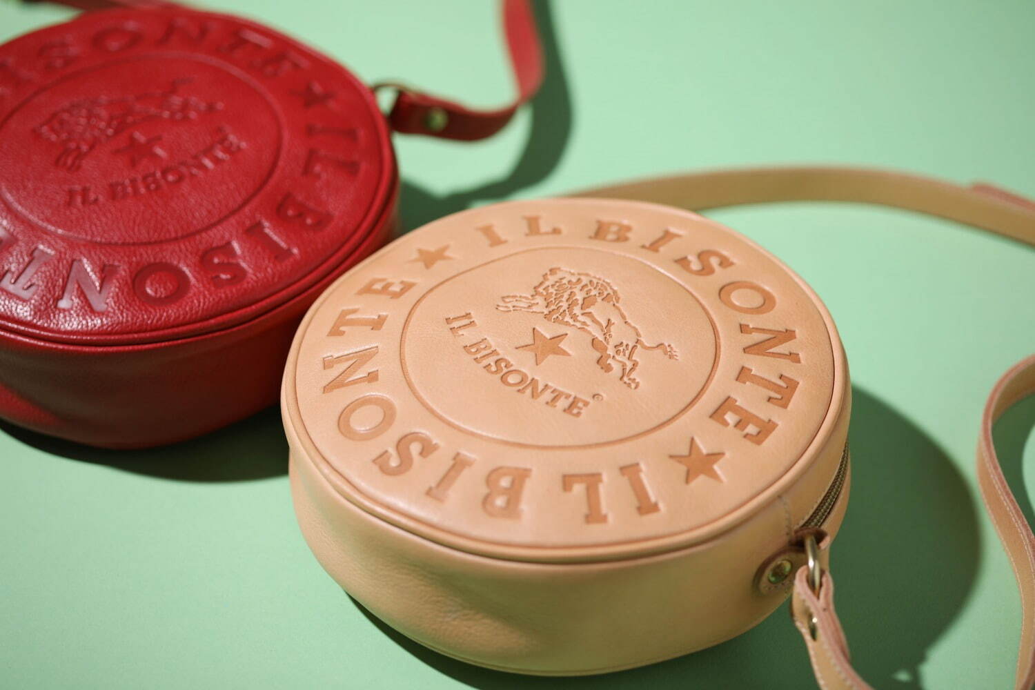 イル ビゾンテ23年春夏の新作レザーバッグ＆財布、サークルロゴを大胆に刻印