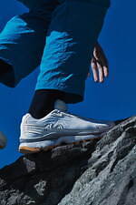 サロモン×アンドワンダーのコラボスニーカー、“トレイル風景”着想のライン入りアッパー｜写真3