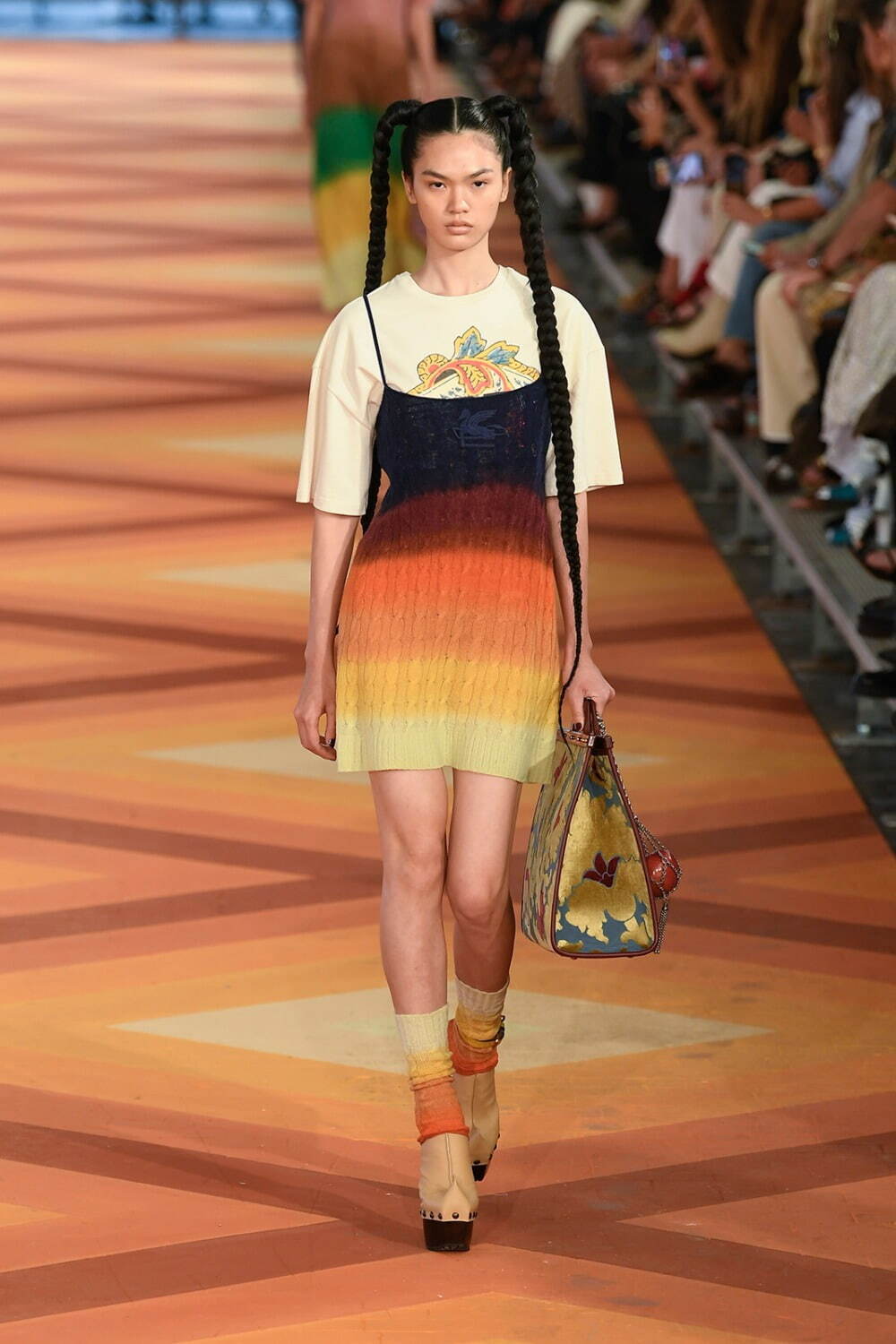 エトロ 2023年春夏ウィメンズコレクション 変わらぬ伝統に、新たな視点を ファッションプレス