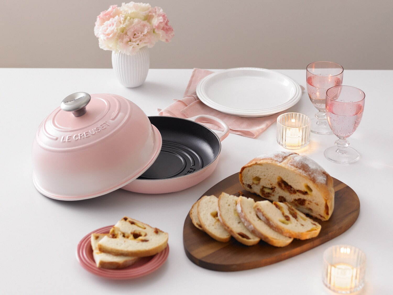ル・クルーゼ“春色”キッチンウェア、ピンクグラデの鋳物ホーロー鍋
