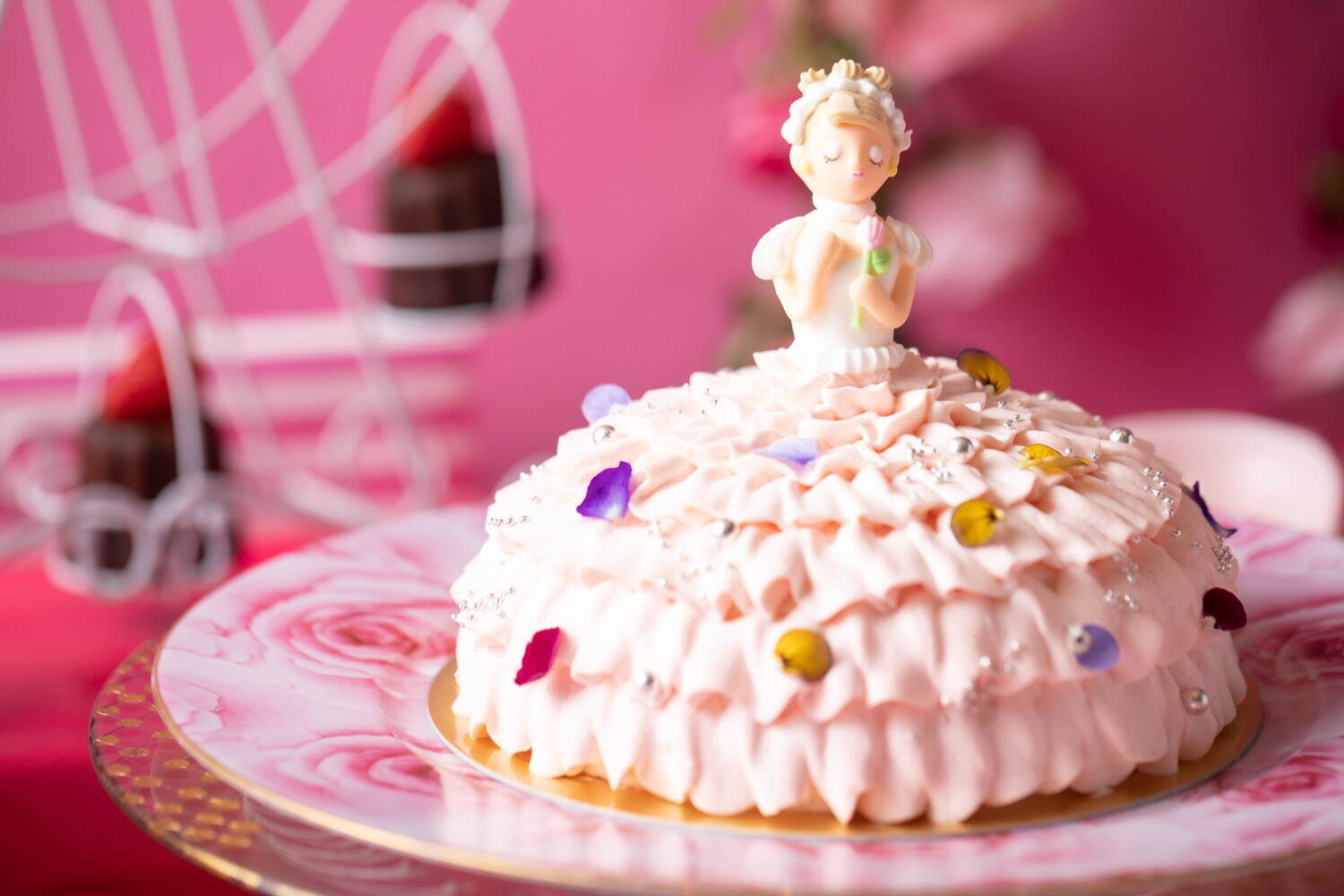 プリンセス×苺のデザートビュッフェ“ドレス”着想ケーキなど、横浜の宮殿イメージの空間で｜写真4