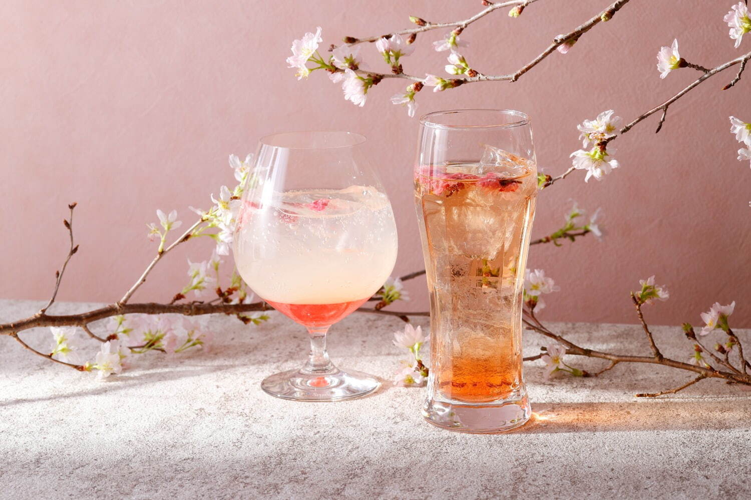 右)「さくらのスモークハイボール」1,760円
左)「桜モーニ」1,540円