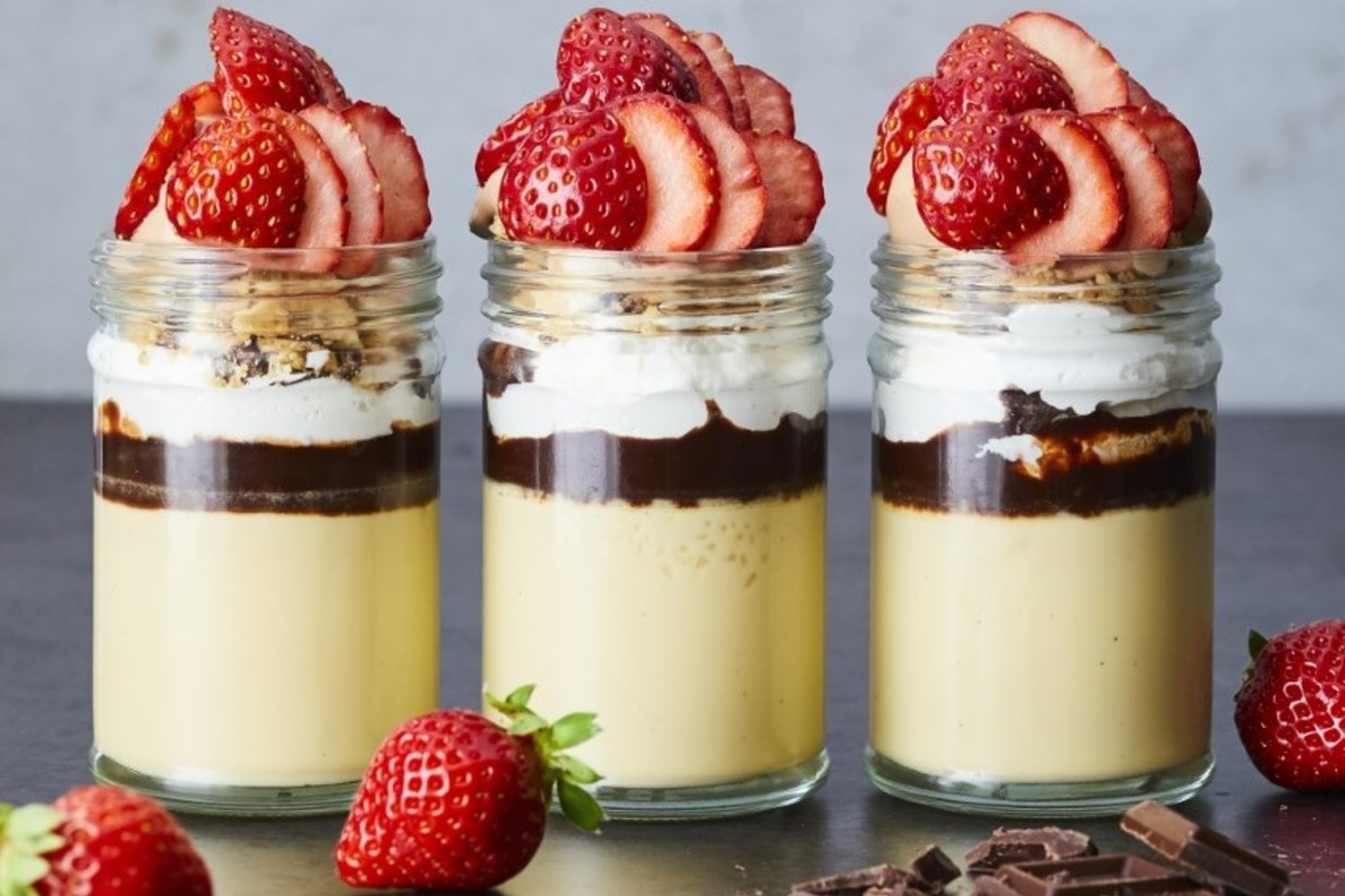 エッグスラットのバレンタイン限定プディング、“濃厚チョコ×いちご”の華やかスイーツ