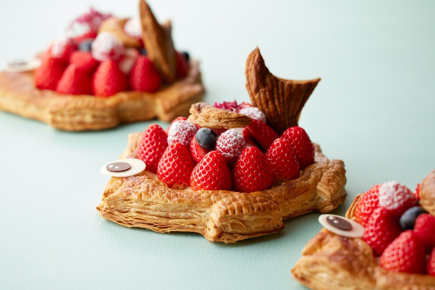 ブルーベリー｜グランドニッコー東京 台場のエイプリルフール限定“魚パイ”、いちごなどベリー3種を贅沢にトッピング