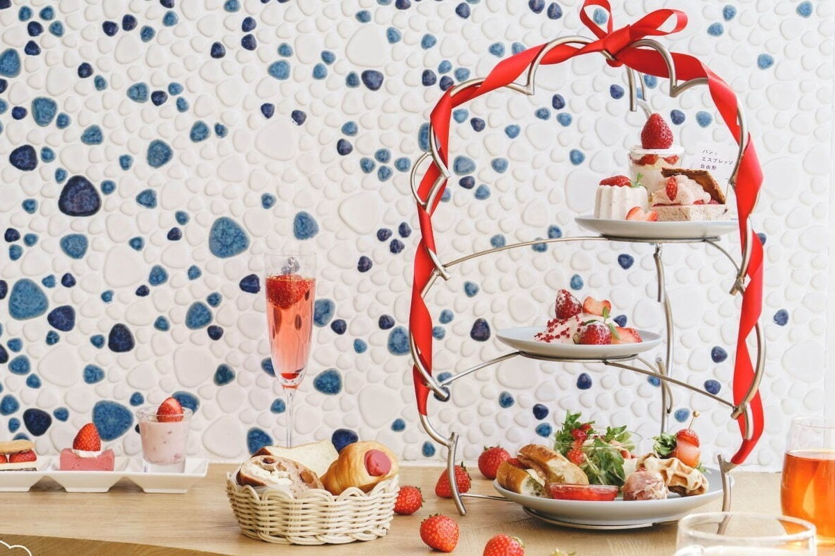 サラダ｜パンとエスプレッソと自由形“あまおう苺”アフタヌーンティー、大粒苺入りサンドウィッチ