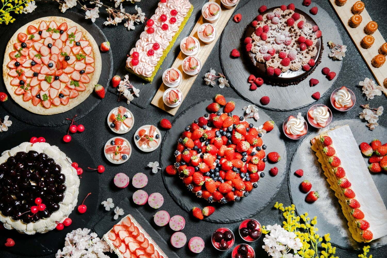 デザートビュッフェ｜新横浜プリンスホテル「桜＆苺」スイーツブッフェ、“搾りたて”桜モンブランや苺クレープなど