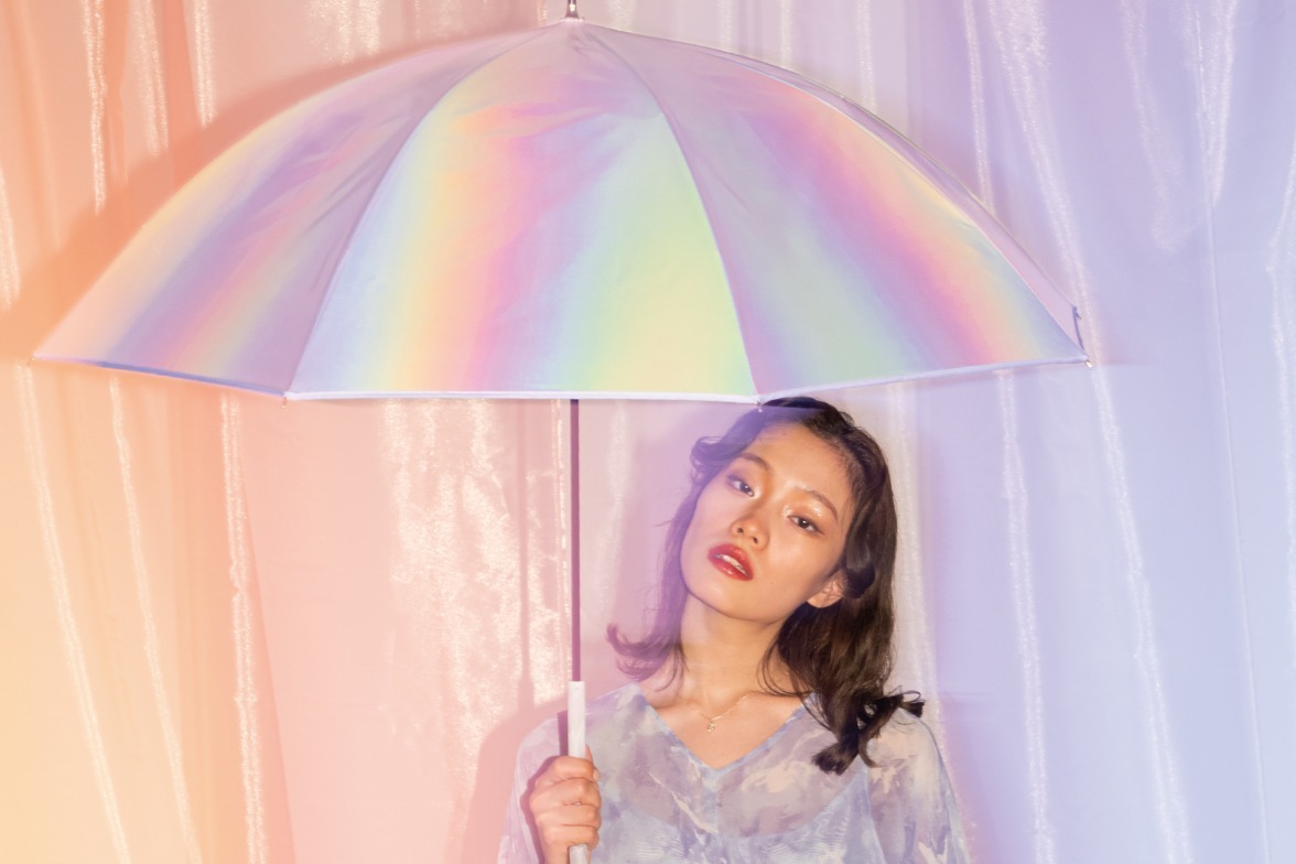 レインボーカラーグッズ｜Wpc.“パールのように輝く”新作雨傘、ロマンティックな光沢生地＆大理石風のハンドル