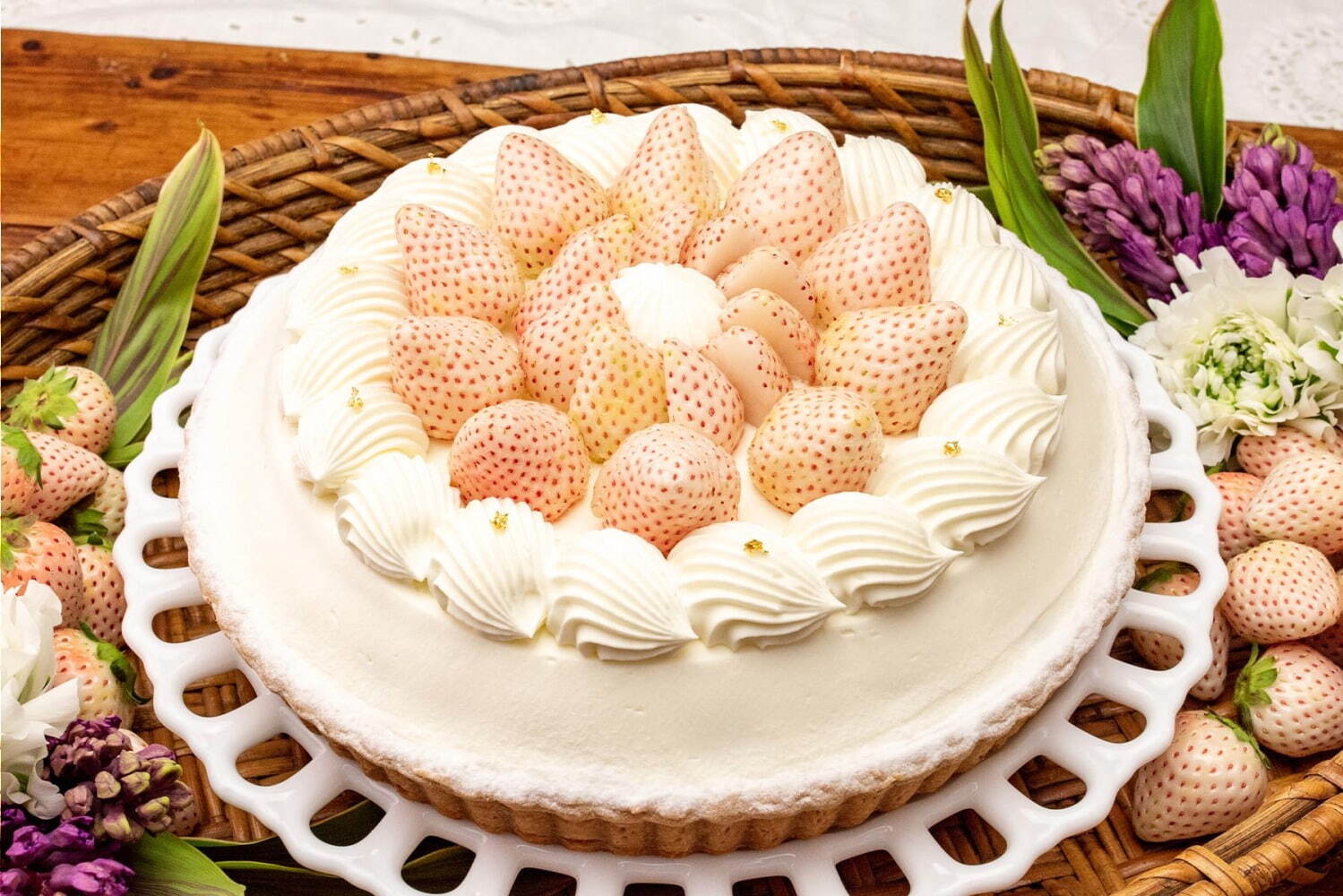 キル フェ ボンから白イチゴ「初恋の香り」のショートケーキ風タルト、ホワイトデー限定で